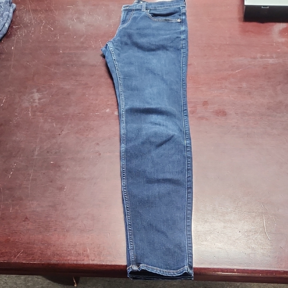Hollister Men's Relaxed Jeans in Blue